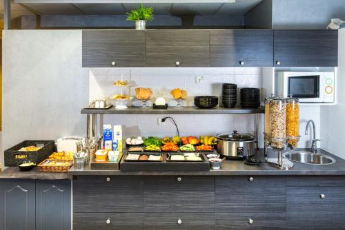 een keuken met een hoop eten op een aanrecht bij Hotel CityHovi in Rauma