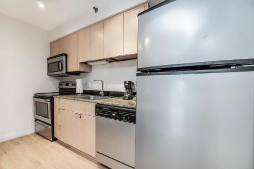 Dapur atau dapur kecil di Doral Inn & Suites Miami Airport West
