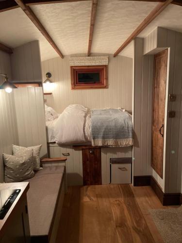 En eller flere senge i et værelse på The Shepherds Retreat - Luxury Glamping