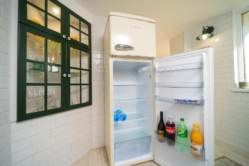 einen Kühlschrank mit offener Tür in der Küche in der Unterkunft Casa de la Mare - Albena in Albena