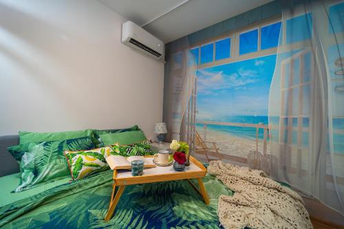 a living room with a couch and a table at Casa de la Mare - Albena in Albena
