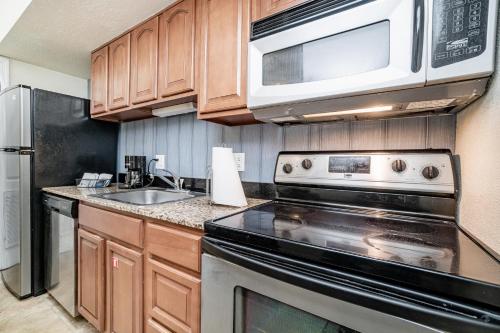 Dapur atau dapur kecil di Doral Inn & Suites Miami Airport West