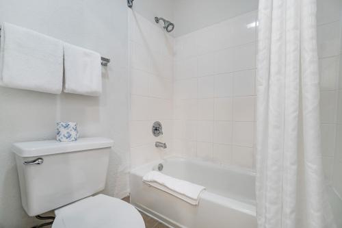 Bilik mandi di Doral Inn & Suites Miami Airport West