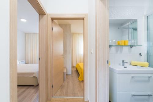 uma pequena casa de banho com um lavatório e uma cama em Apartment Maria Vir em Vir