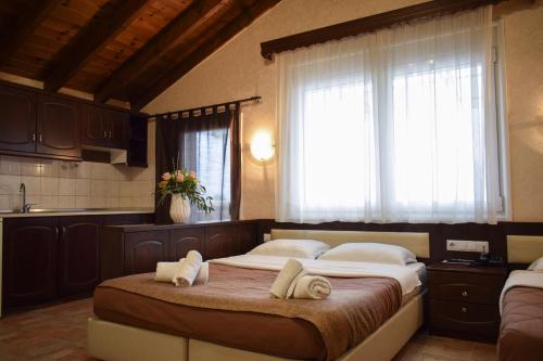 ein Schlafzimmer mit einem großen Bett mit Handtüchern darauf in der Unterkunft Filippion Hotel in Keramotí