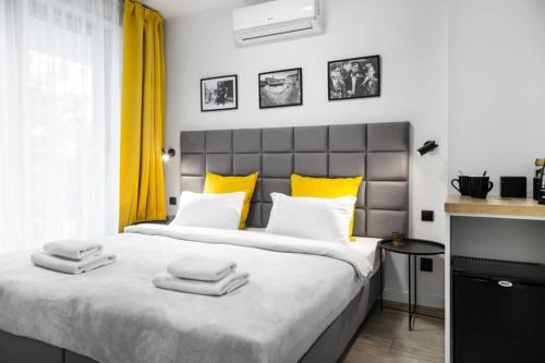 sypialnia z dużym łóżkiem z ręcznikami w obiekcie HOUSEHOST Apartment: Miodowa 42/8a Street w Krakowie