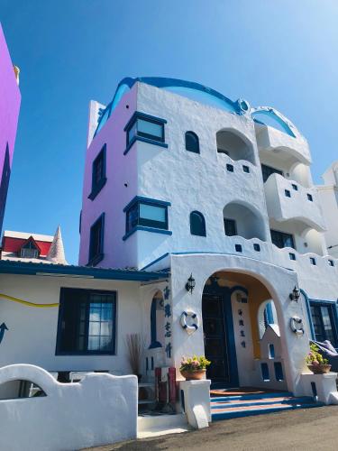 a building with a blue and white building at 海灘戀情 Beach Love 近沙灘-國旅卡特約商店 陽台房 希臘地中海風格 in Eluan