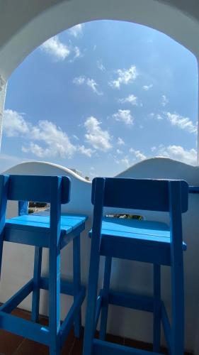 two blue chairs sitting on top of a boat at 海灘戀情 Beach Love 近沙灘-國旅卡特約商店 陽台房 希臘地中海風格 in Eluan