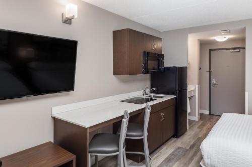 Dapur atau dapur kecil di Super 8 by Wyndham Winnipeg West