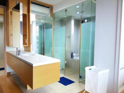 ein Bad mit einem Waschbecken und einer Dusche in der Unterkunft Ara Damansara Oasis Residence, Specious Home 4-8pax, 8min Subang Airport, 10min Sunway in Petaling Jaya