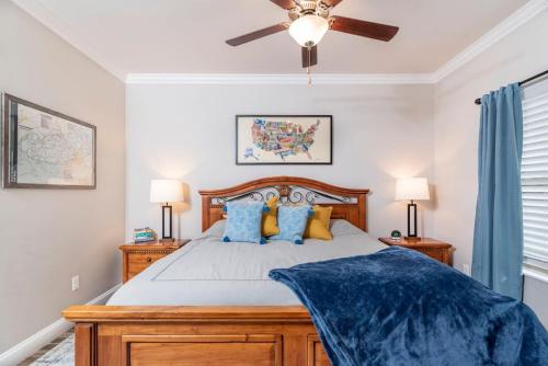 um quarto com uma cama e uma ventoinha de tecto em Gorgeous Cades Cove Condo with Community Pool em Townsend