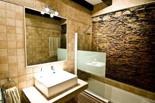 La salle de bains est pourvue d'un lavabo et d'un miroir. dans l'établissement Casa Rural Aquilamas, à La Bastida