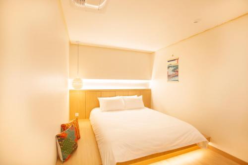 En eller flere senger på et rom på Tomonoya Hotel and Ryokan Gyeongju