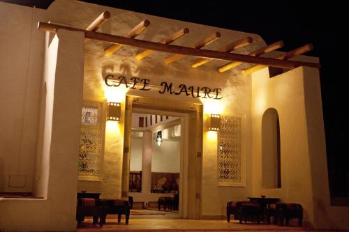 a restaurant with a sign that reads cafe mince at Seabel Aladin Djerba in Aghīr