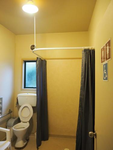 La salle de bains est pourvue de toilettes et d'une fenêtre. dans l'établissement Berlins cafe, bar and backpackers, à Newton Flat