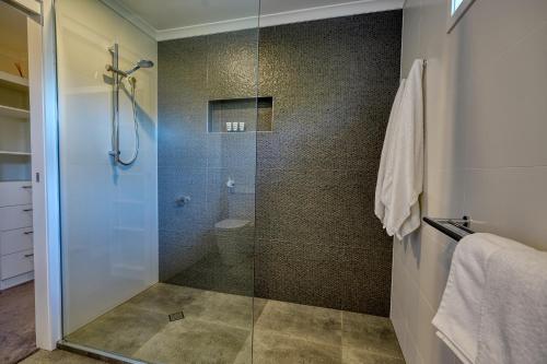 W łazience znajduje się prysznic ze szklanymi drzwiami. w obiekcie Hidden Oasis - Peregian Beach w mieście Peregian Beach