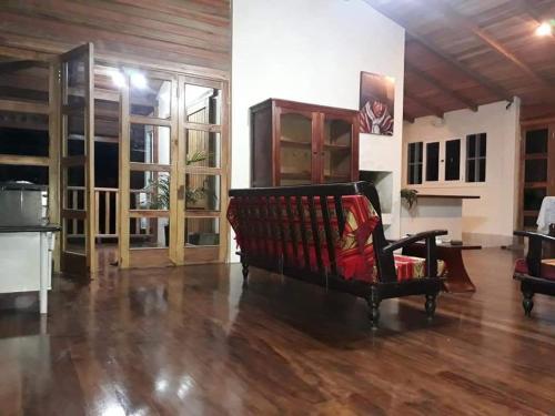 sala de estar con sofá y suelo de madera en Posada Campo Libre, en Baeza