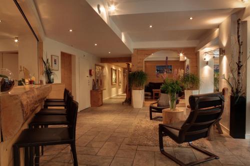 a lobby with a bar with chairs and a living room at Les Campanules in Les Houches