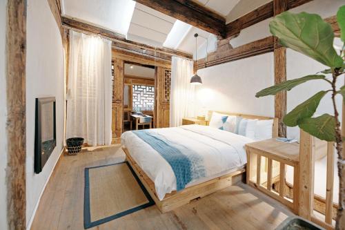 Ένα ή περισσότερα κρεβάτια σε δωμάτιο στο 大理甲科第文化民宿