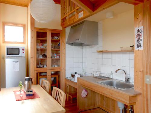 eine Küche mit einer Spüle und einer Arbeitsplatte in der Unterkunft Mt Ichibata Cottage in Izumo