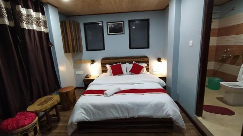 1 Schlafzimmer mit einem großen Bett und einem Badezimmer in der Unterkunft SVR INN in Darjeeling