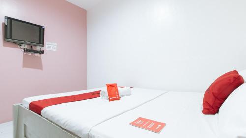 Postel nebo postele na pokoji v ubytování RedDoorz near SM Calamba