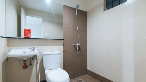 A bathroom at RedDoorz near SM Calamba