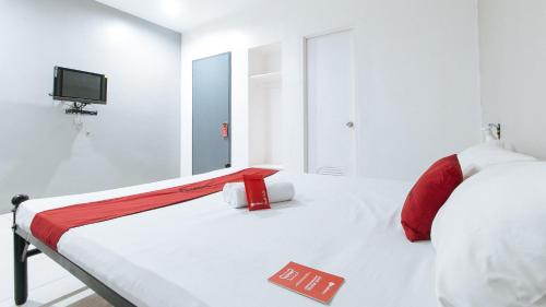 Postel nebo postele na pokoji v ubytování RedDoorz near SM Calamba
