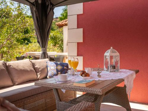 een tafel met eten en drinken op een patio bij Villa Liberty in Cavtat