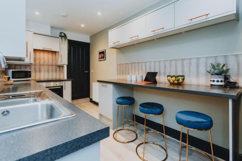 Dapur atau dapur kecil di ENTIRE HOUSE WITH PARKING IN RUGBY