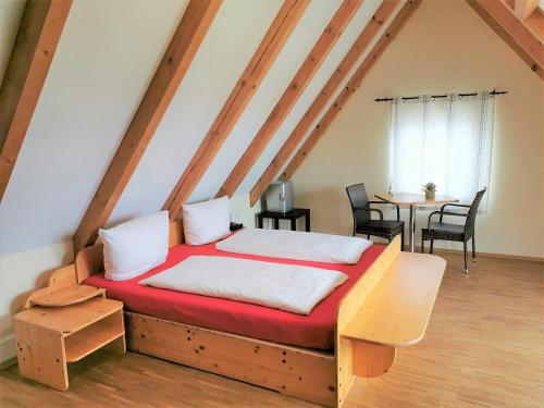 Un pat sau paturi într-o cameră la Pension Bella Vista - Winzerhof Golk