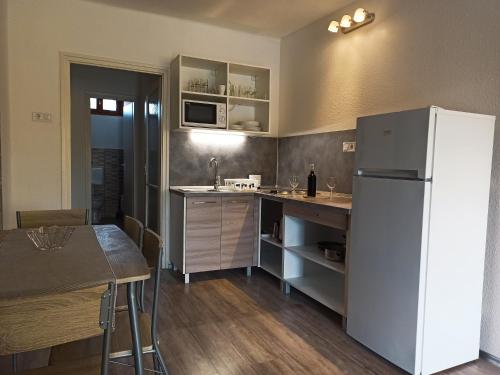 Kuchyň nebo kuchyňský kout v ubytování La Siesta Bogács Apartman