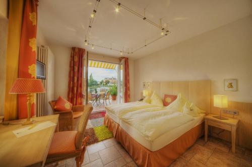 een hotelkamer met een bed, een bureau en een tafel bij Hotel Bären in Bernkastel-Kues