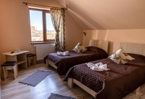 a hotel room with two beds and a window at DUNESDORFER PENSION in Daneş