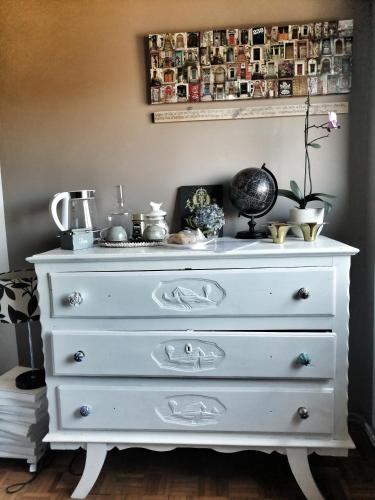 a white dresser with a shelf above it at RaMaya, casa d'artista in Biella