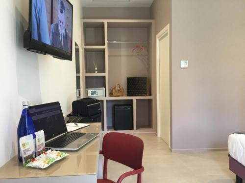 a room with a desk with a laptop on it at SALAPIA SALIS RESORT in Margherita di Savoia