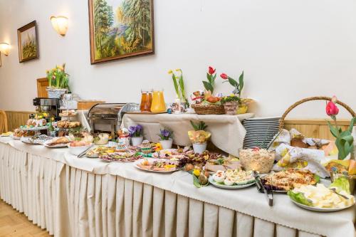 een buffet met eten op een tafel bij AMI Zakopane in Zakopane