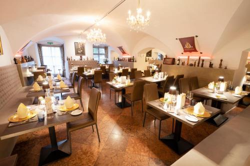 uitzicht op een restaurant met tafels en stoelen bij Schlosshotel Mondsee in Mondsee