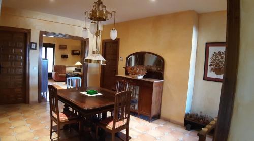 una sala da pranzo con tavolo e sedie in legno di La Casa del Regidor a Fermoselle