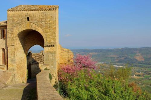 a building with an archway on top of a hill at La Casetta - Casa Indipendente nel centro storico in Fermo