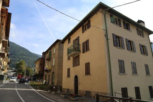 un antiguo edificio al lado de una calle en Al Ponte Nuovo, en Ponte di Legno