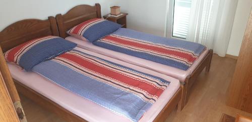 Ein Bett oder Betten in einem Zimmer der Unterkunft Apartments Stojanović