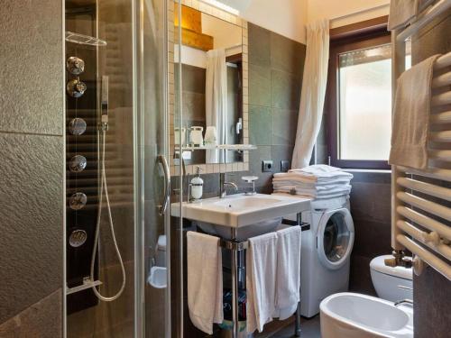 uma casa de banho com um lavatório e uma máquina de lavar roupa em Tassido Coda Resort em Scanno