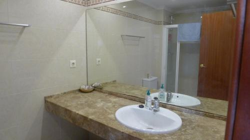 ein Bad mit einem Waschbecken und einem Spiegel in der Unterkunft Casa Ana -Cubelles in Cubelles