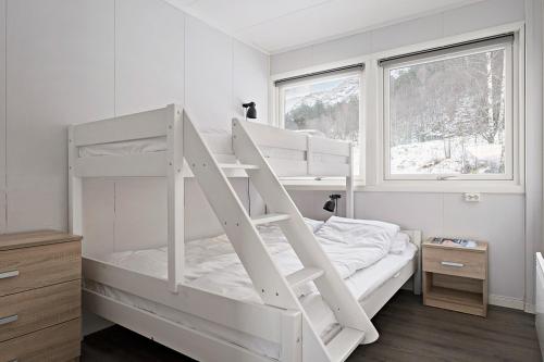 Bunk bed o mga bunk bed sa kuwarto sa Hardangerpark AS