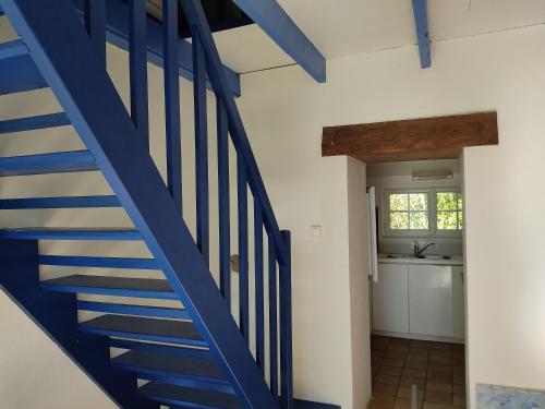 - un escalier bleu dans une chambre avec une cuisine dans l'établissement Petite maison du manoir de Keryvoas, à Kerlouan