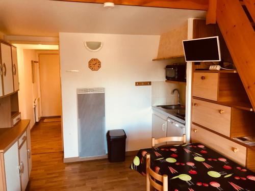 Cette petite chambre comprend une cuisine et une salle à manger. dans l'établissement Pied à terre à deux pas de la mer, des commodités, à Saint-Jean-de-Monts