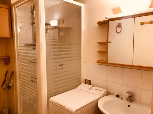 une petite salle de bain avec toilettes et lavabo dans l'établissement Pied à terre à deux pas de la mer, des commodités, à Saint-Jean-de-Monts