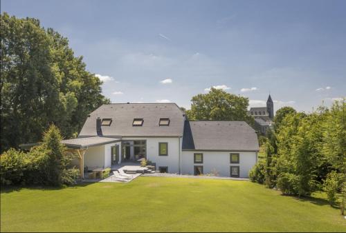 an aerial view of a house with a yard at La Grange de Victor in Léglise