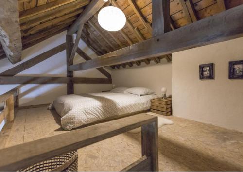 A bed or beds in a room at La Grange de Victor